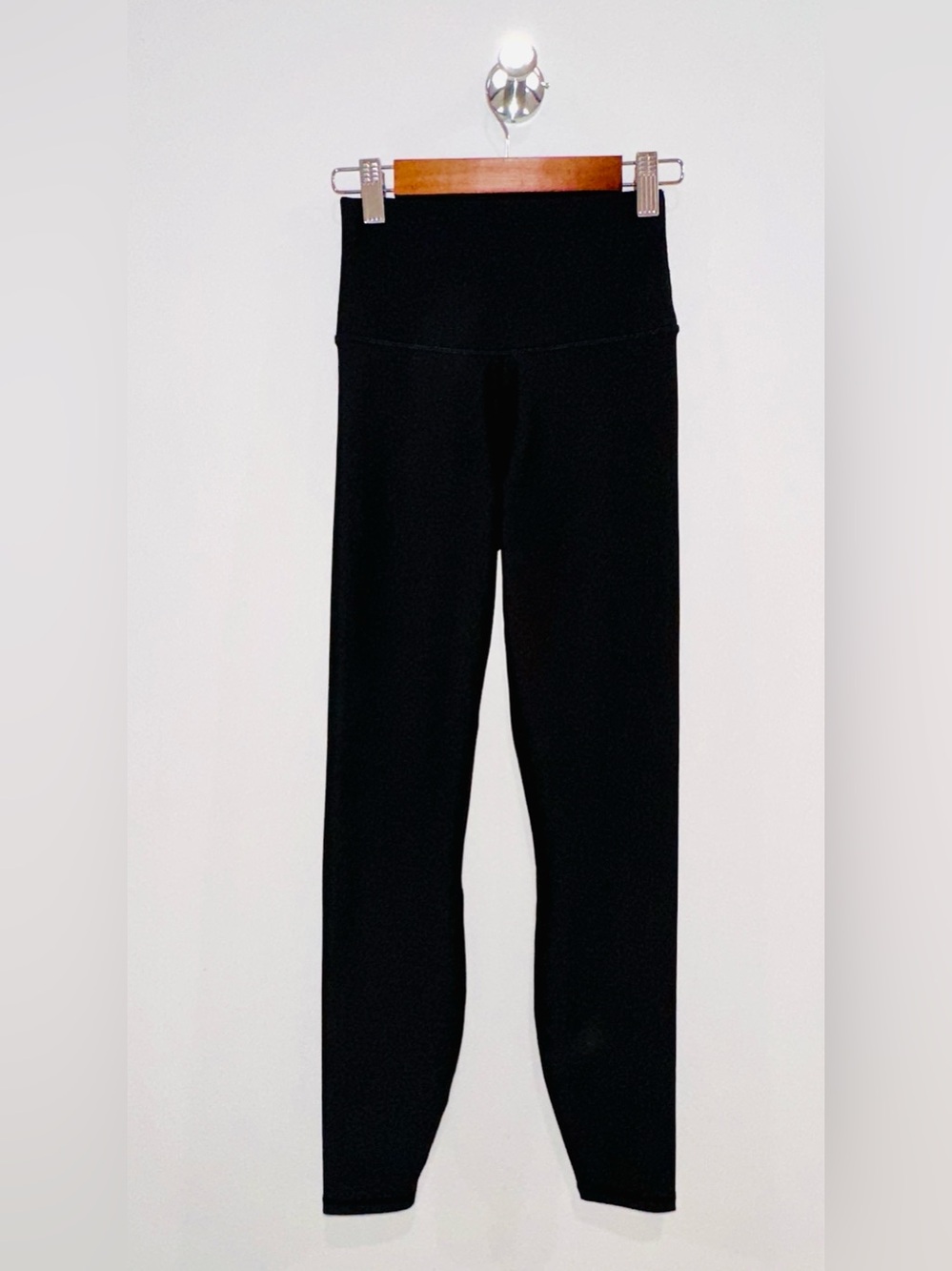 Alo Yoga Airlift 7/8 High-Waist Leggings
Size: XXS. Color: black - Picture 2 of 4